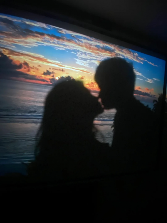 橙C1D高亮版投影仪打造专属浪漫时光pg电子游戏网站情人节礼物推荐：大眼(图2)