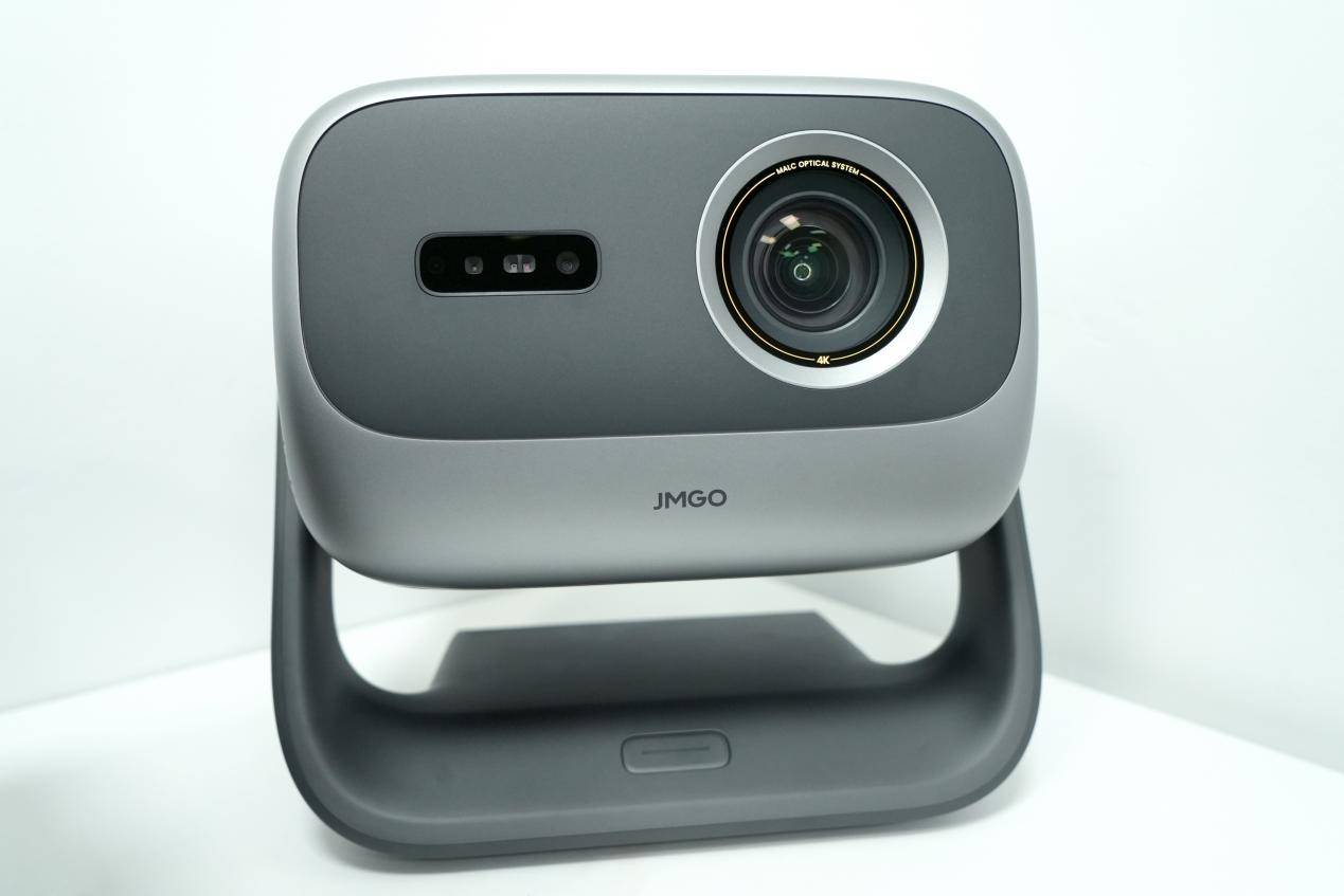 选购攻略：数码博主推荐五款最适合客厅用的投影pg电子游戏网站2024双十二家用客厅投影(图2)