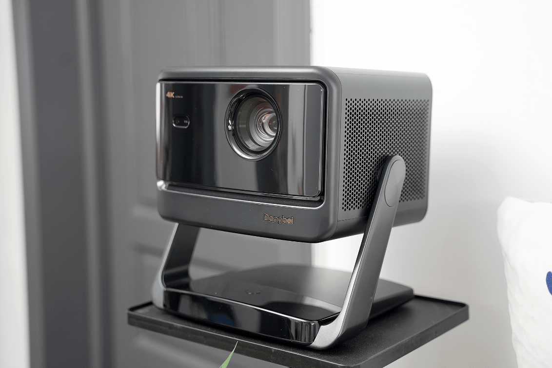 选购攻略：数码博主推荐五款最适合客厅用的投影pg电子游戏网站2024双十二家用客厅投影(图3)